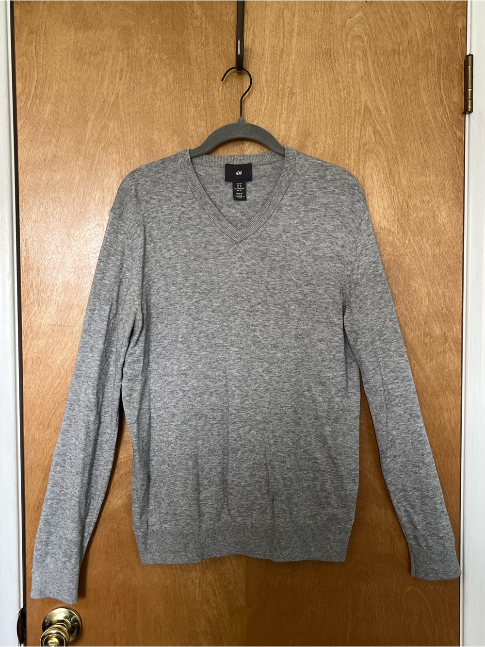 H&M Men's Size M V-Neck Cool-Gray Lightweight Sweater for Fall and Winter